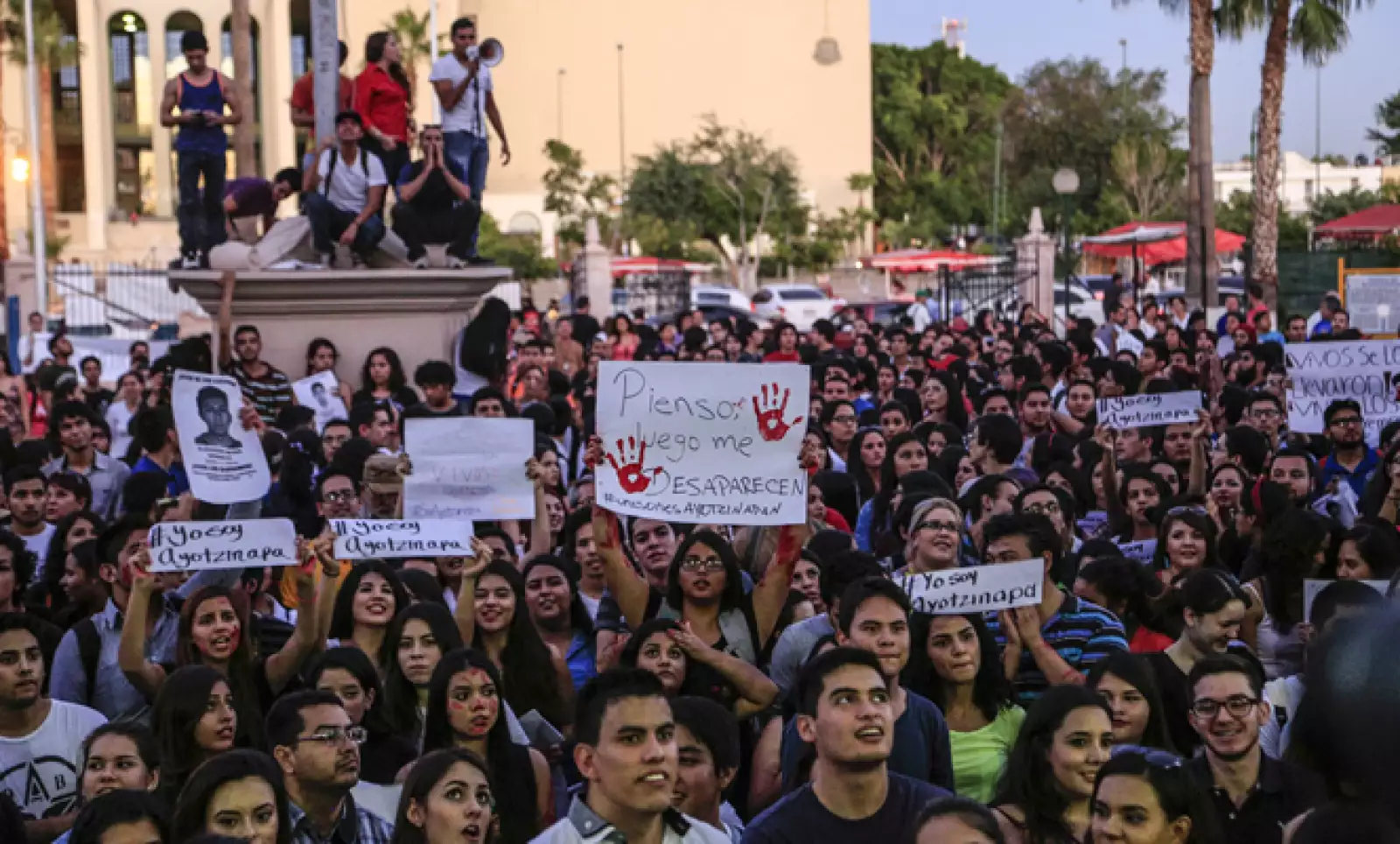 Alrededor de 5,000 estudiantes de la Universidad de Sonora marcharon desde la plaza Zaragoza hasta rectoría del campus universitario.