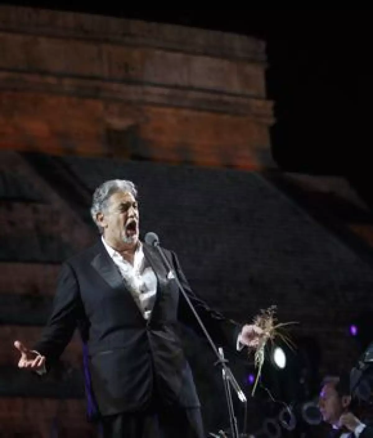 El tenor inició su espectáculo con "O souverain", de la ópera "Le cid", de Jules Massenet.