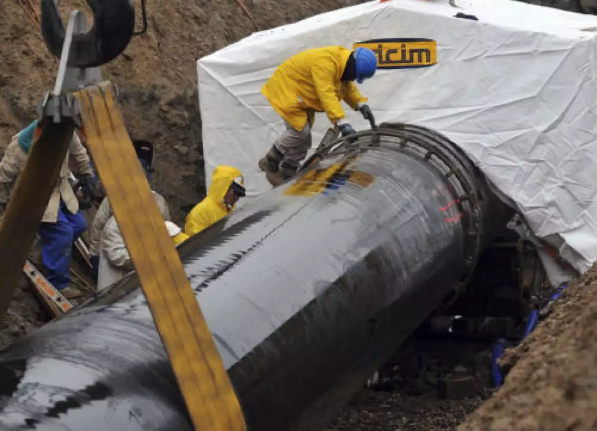 colocaci�n de ductos para combustibles