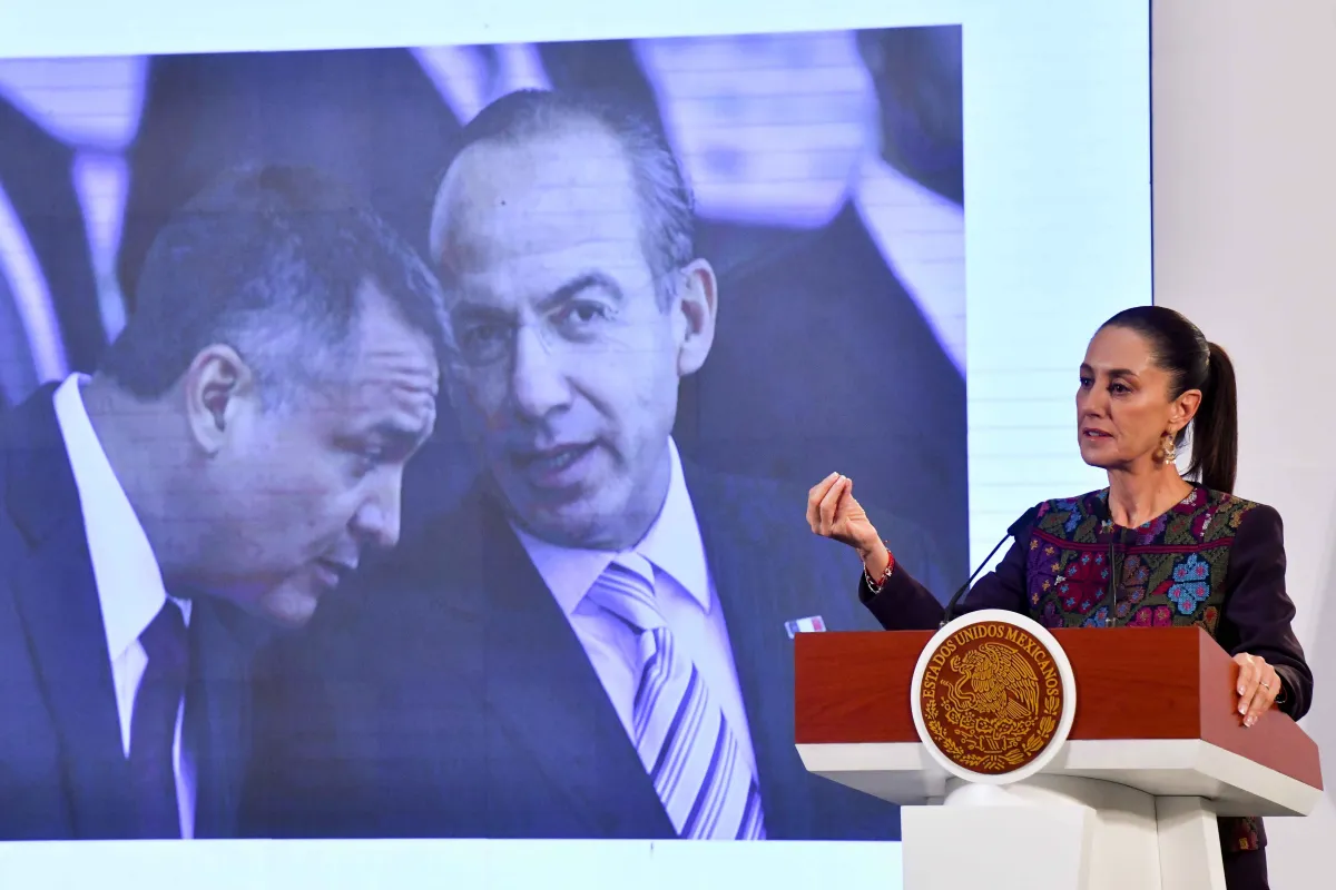 En la imagen, la presidenta Claudia Sheinbaum durante su conferencia matutina y al fondo una imagen de Genaro García Luna y Felipe Calderón