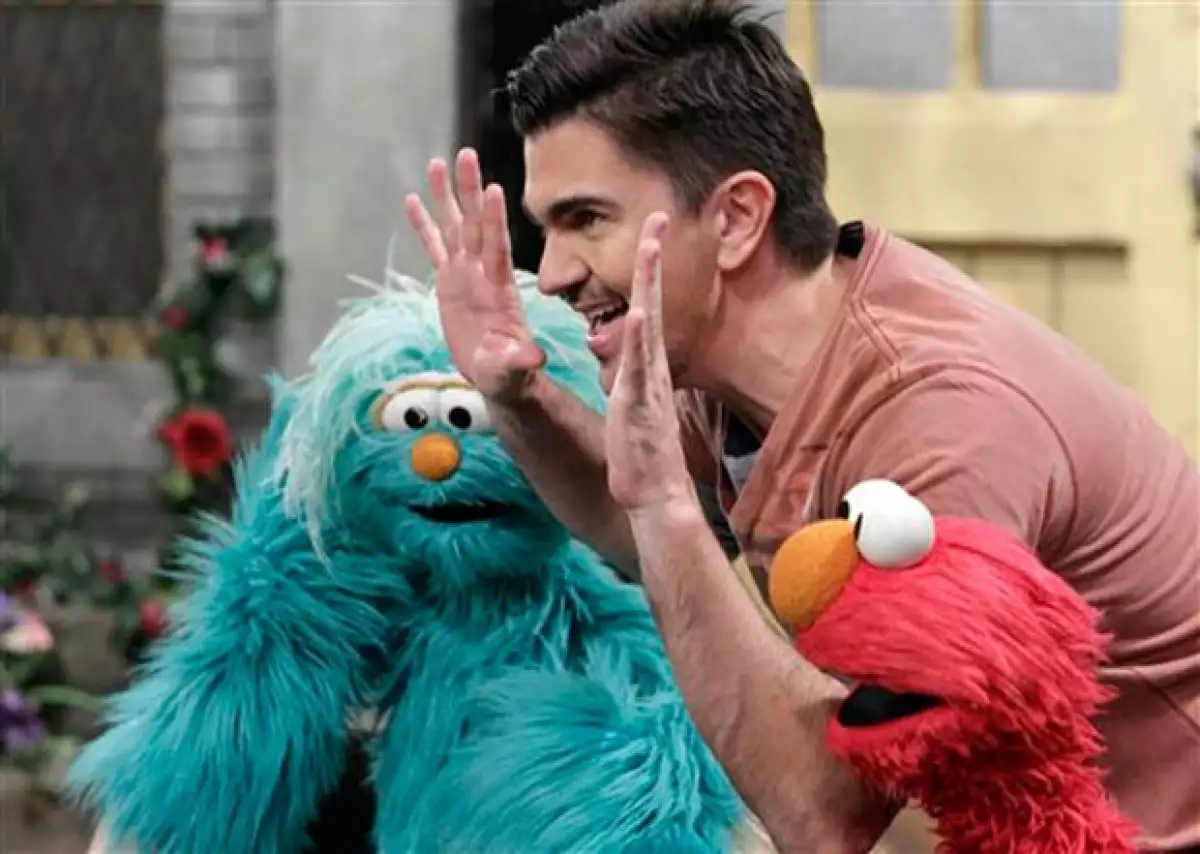 El colombiano aprovechó para grabar un episodio del popular programa televisivo infantil tras la primera etapa de su gira por Estados Unidos.