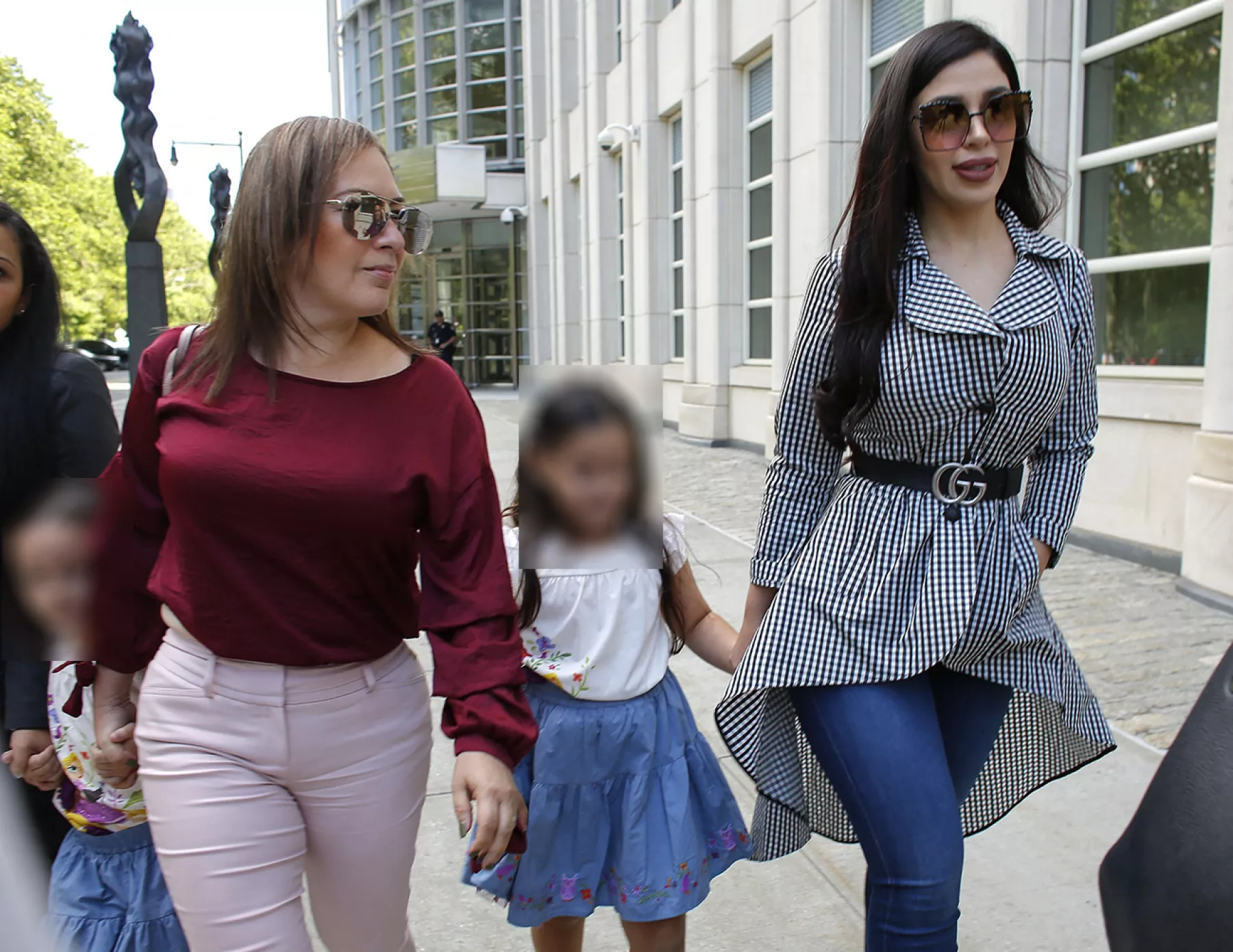 Emma Coronel y sus hijas