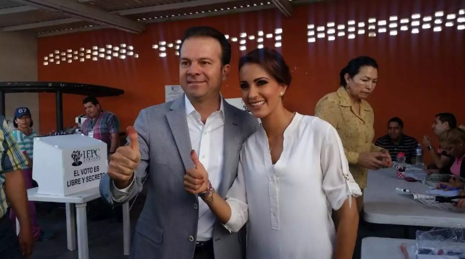 El candidato a la gubernatura de Durango por el PRI, Esteban Villegas, emitió su voto acompañado de su esposa.