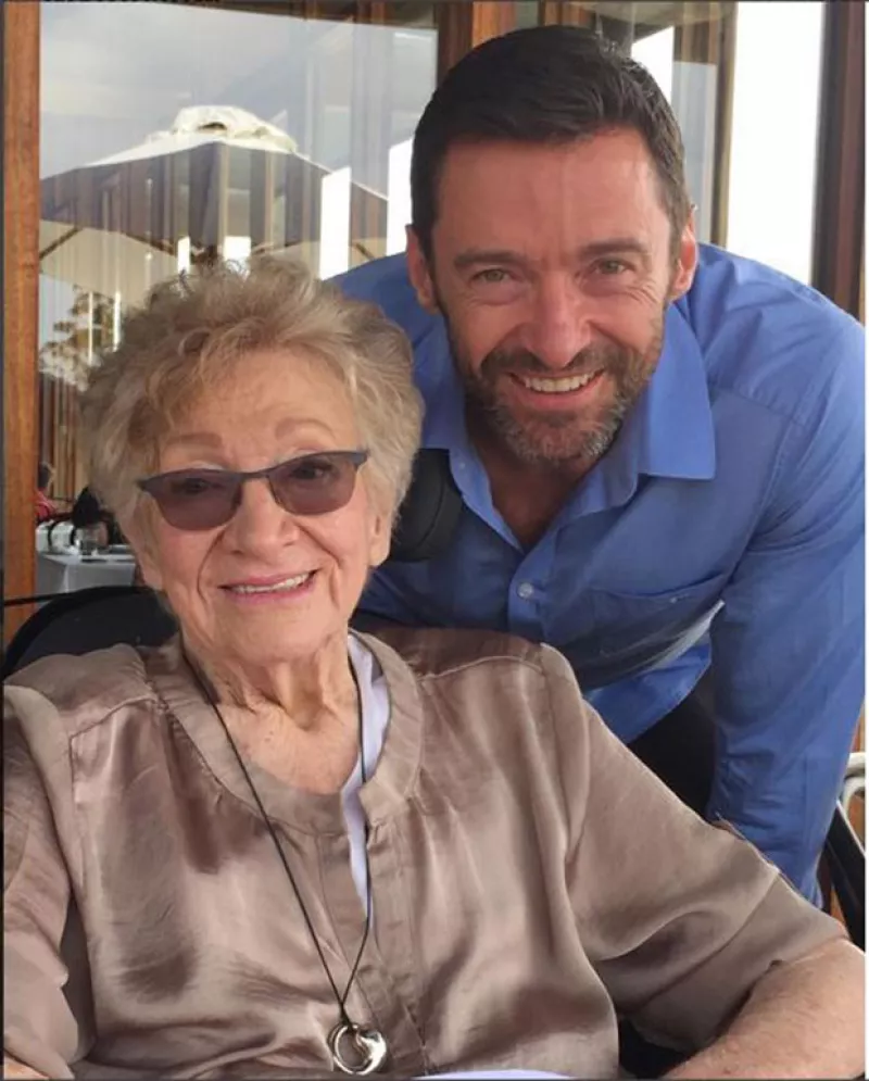 El actor interpretó el tema 'Quiet Please, There's a Lady on Stage' en el funeral de la madre de su mujer celebrado este jueves en Australia.