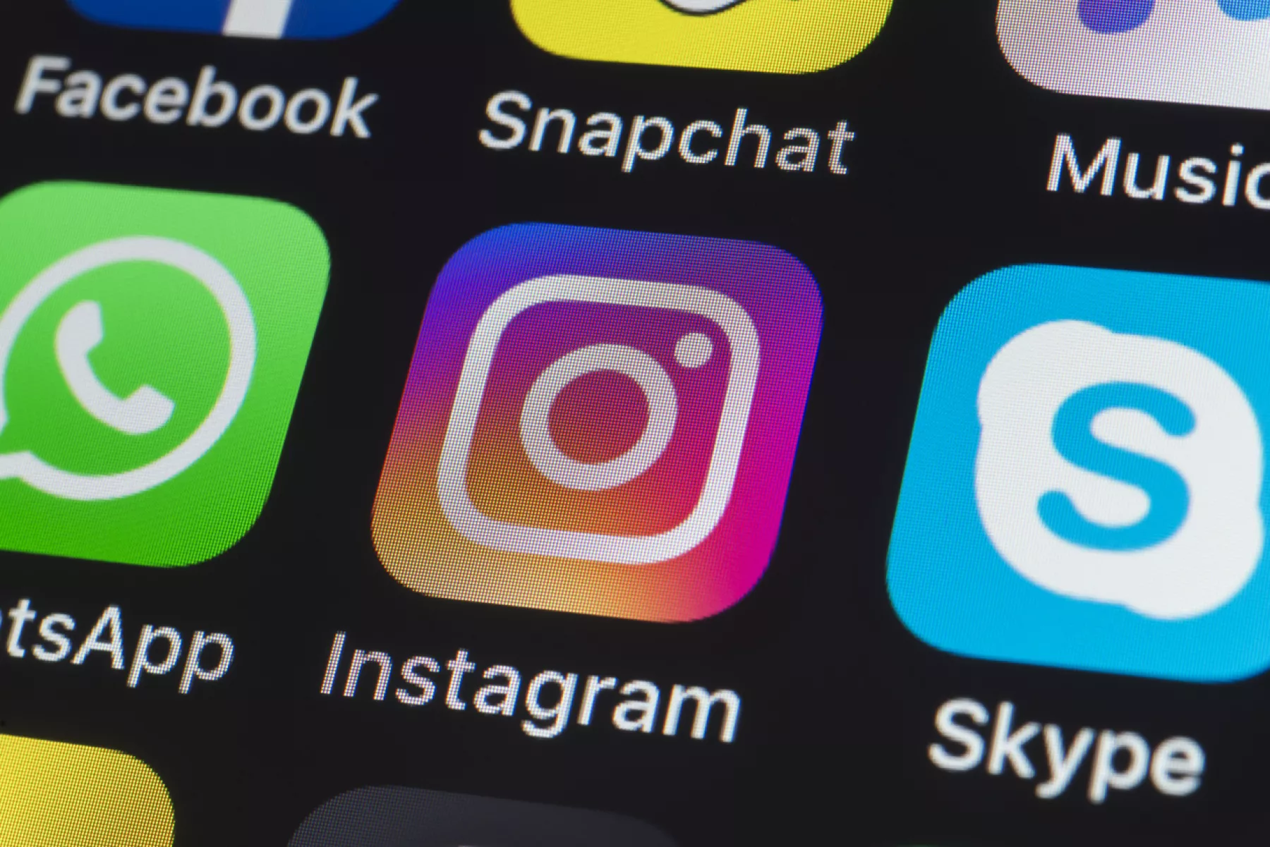 Algoritmo de Instagram recomienda contenido de menores