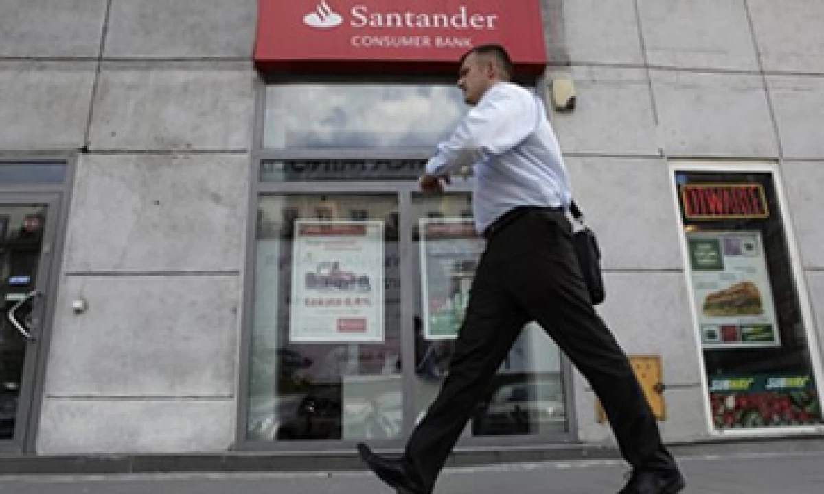 Santander dijo que pese a los gastos en insolvencia, sus ingresos representaron el 12% del total de su matriz. (Foto: AP)