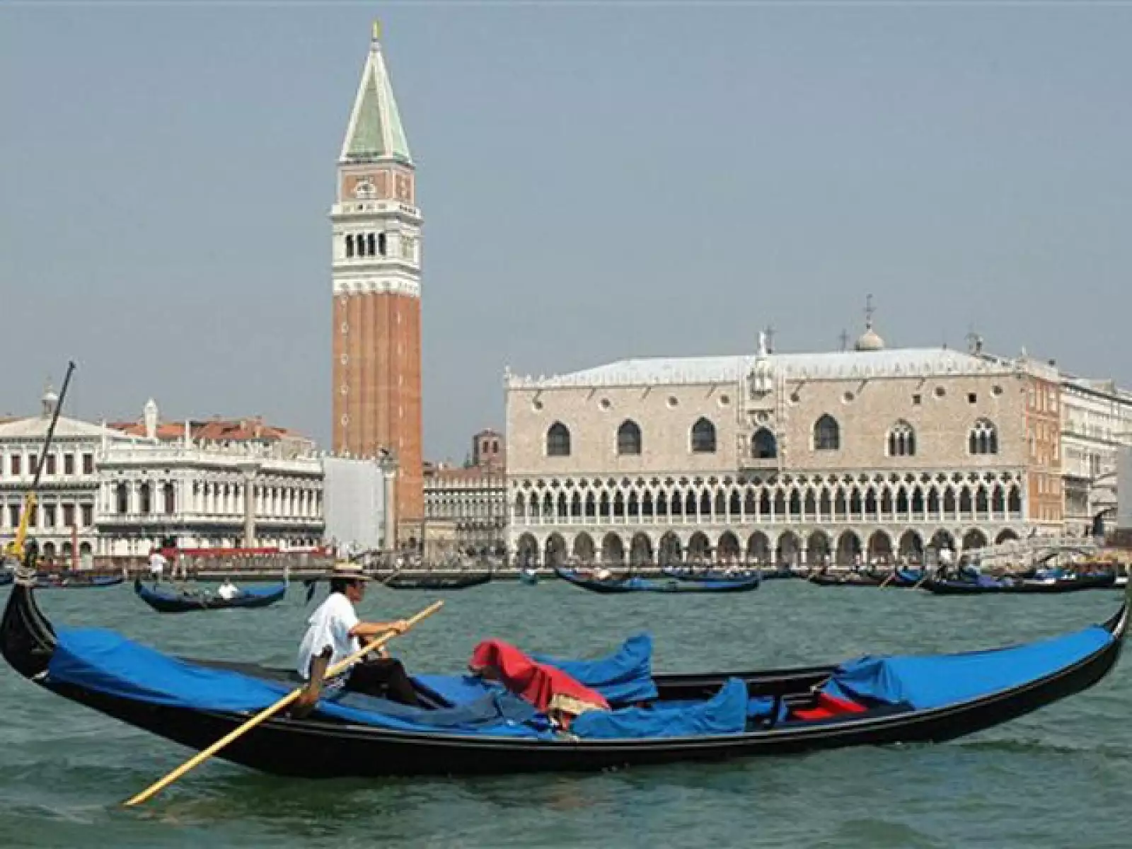 El festejo comenzará hoy, viernes, con un cóctel de bienvenida para todos los invitados. La ceremonia principal comenzará el sábado 25 de abril, en la tarde. El domingo 26 cerrarán con broche de oro reuniéndose para un brunch.