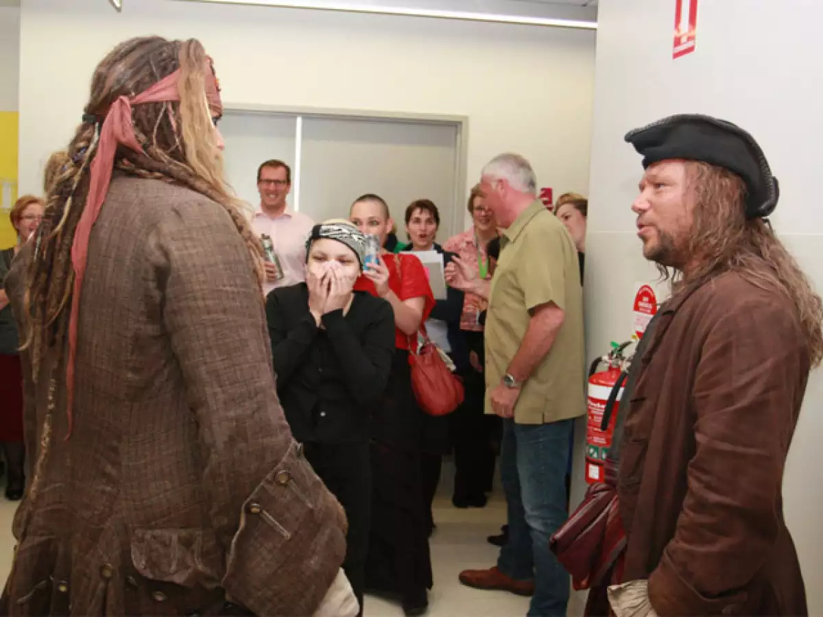 Jack Sparrow y Scrum fueron protagonistas de una tarde muy divertida en el hospital.