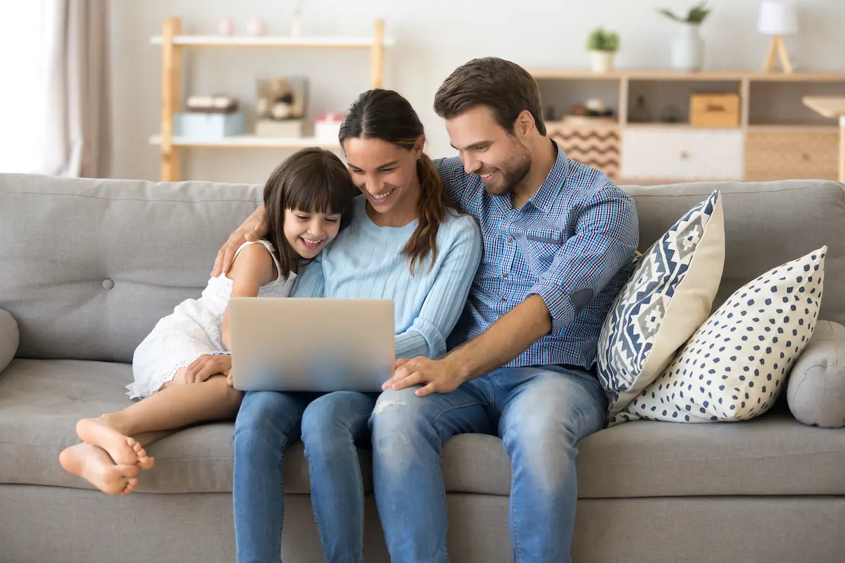 imagen de una familia revisando ofertas del Hot Sale 2023 de Aeroméxico en su computadora.