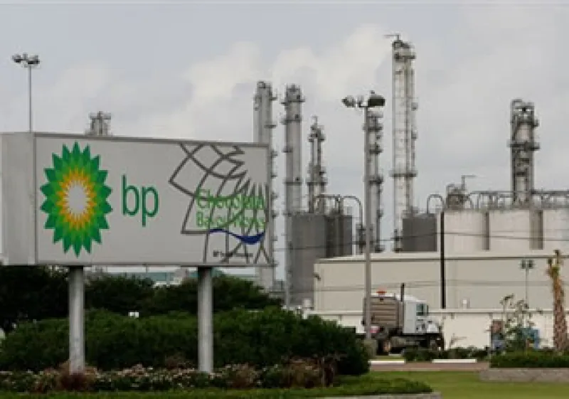 BP dijo que asumió un cargo por 40,900 millones de dólares sin impuestos en el 2010 relacionado al derrame en el Golfo de México. (Archivo)