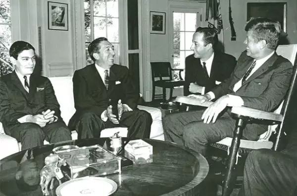 El ex presidente Miguel Alemán Valdés, junto a su hijo Jorge, en una visita de John F. Kennedy.