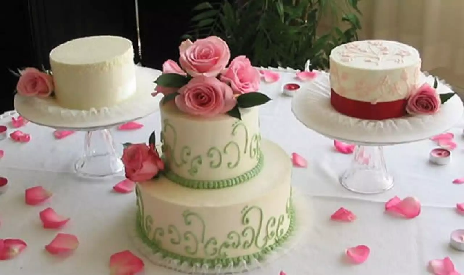 Se ve muy lindo poner, además de arreglos florales en las mesas, pétalos de rosa esparcidos, la da un toque muy romántico y chic.