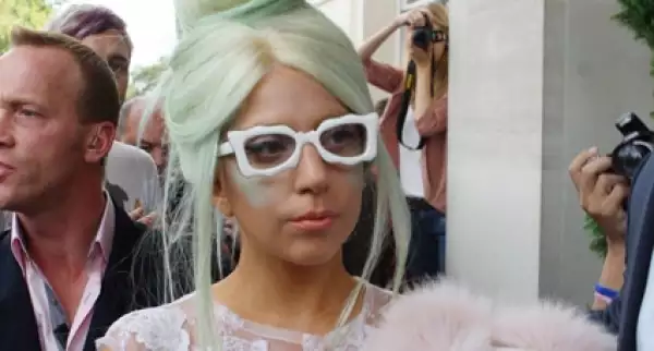 Lady Gaga defiende su imagen, por eso demandó a la compañía británica.