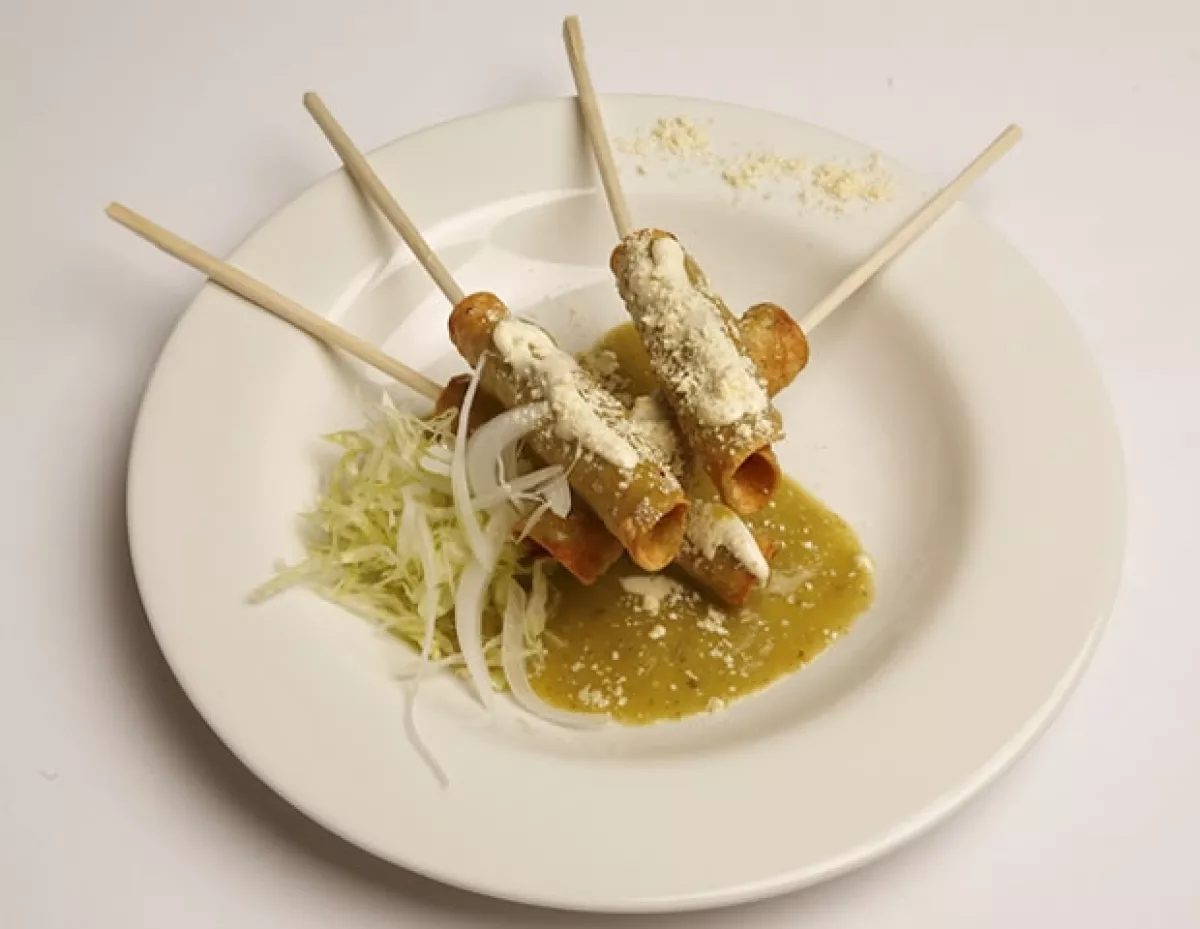 Tacos de pollo con salsa verde.