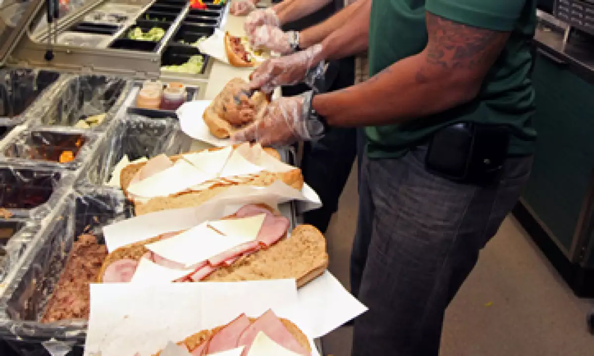 La firma había dicho la semana pasada que la longitud del pan podría variar si algunos establecimientos no hacían el horneado bien. (Foto: AP)