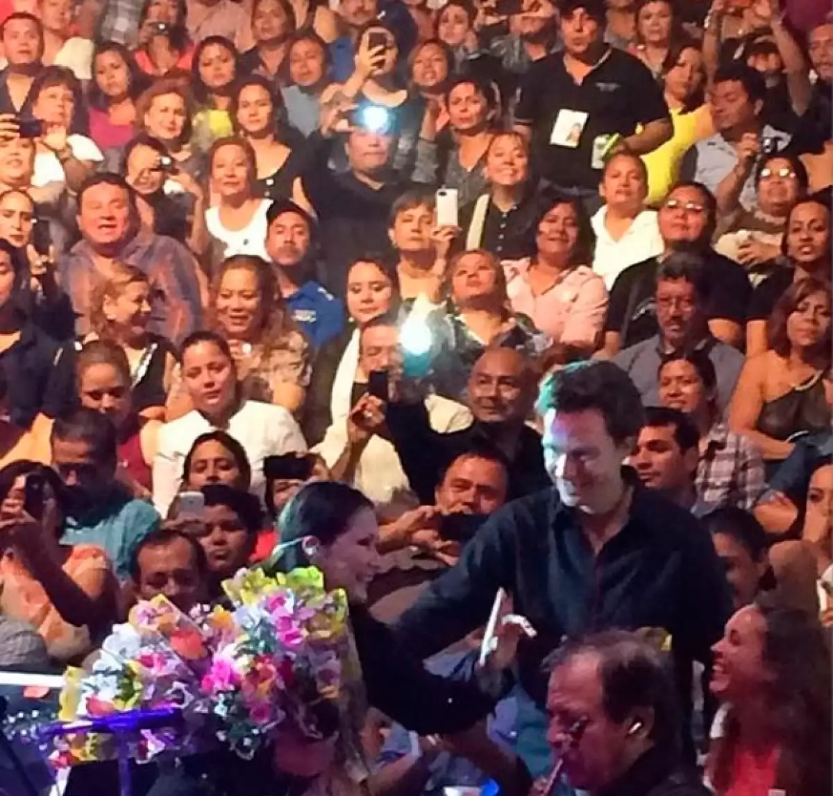 Ana Gabriel agradeció la presencia de las personalidades con esta imagen.