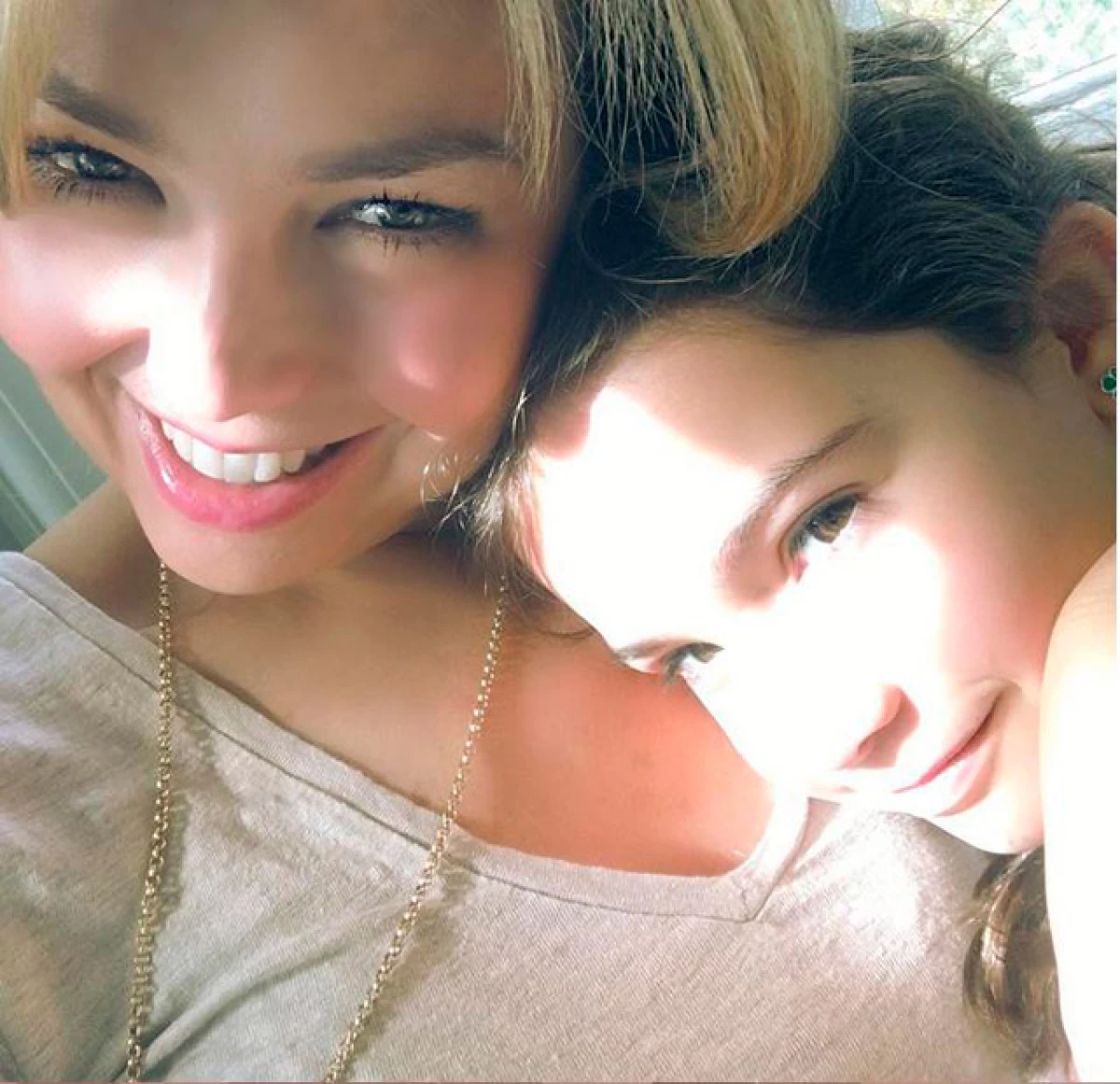 La cantante compartió en Instagram una fotografía junto a su hija de ocho años, quien cada día es más linda.