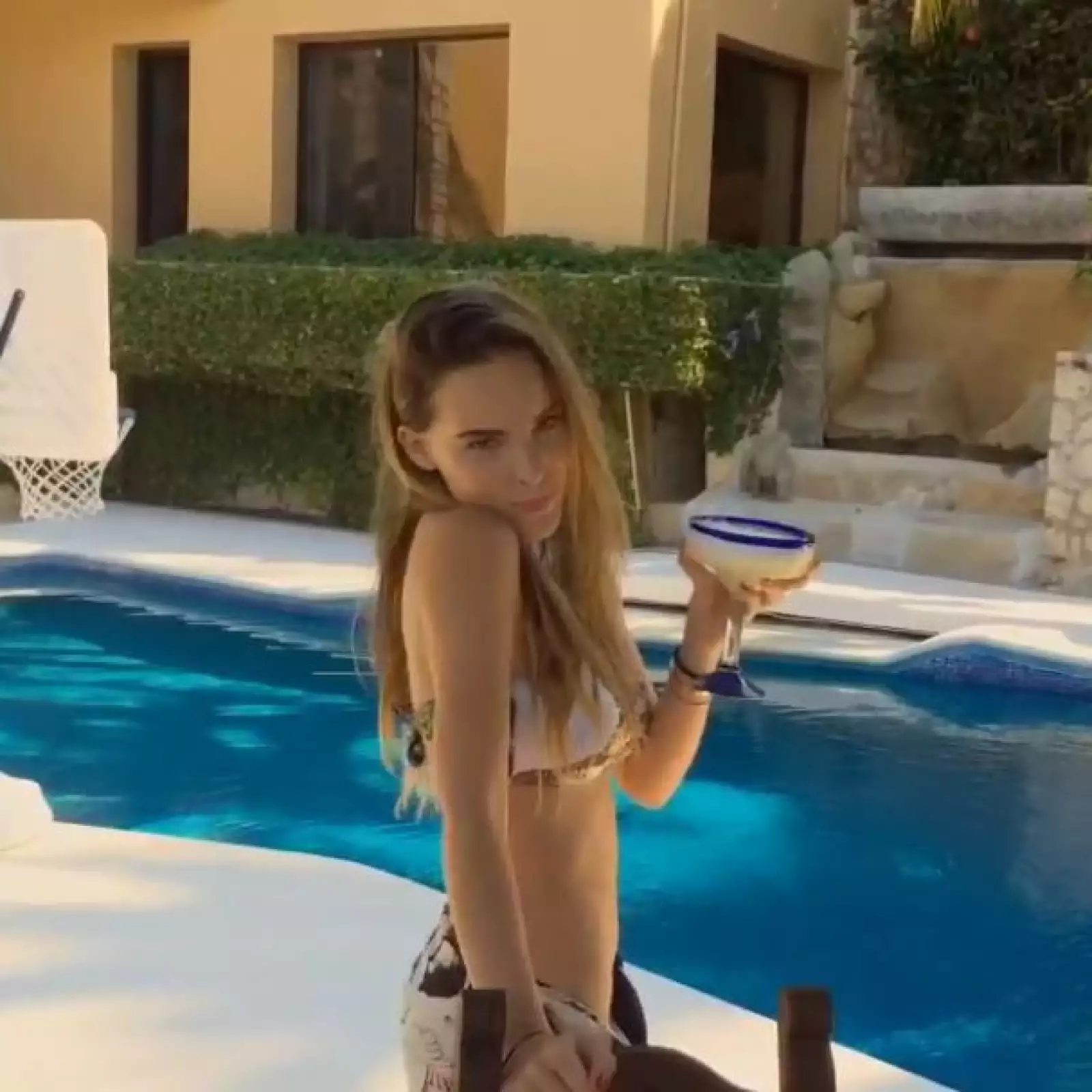 Belinda recibió el año en Acapulco, desde donde compartió videos en los que la vimos lucir muy sexy.