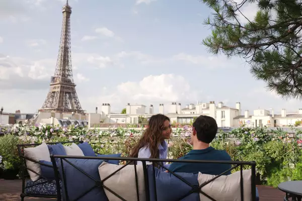 Lily Collins y el elenco de la serie Emily in Paris en la capital francesa