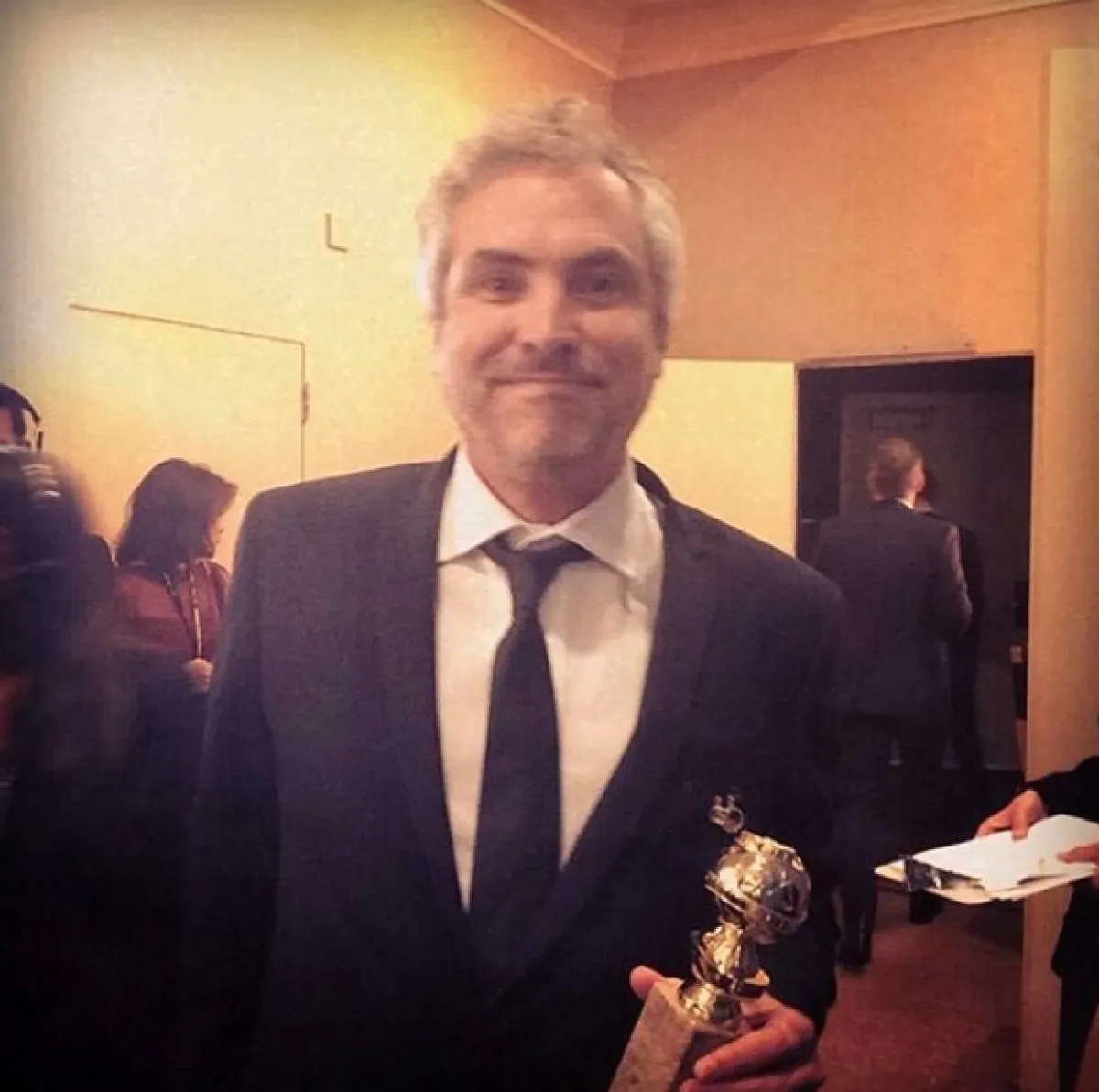 Alfonso Cuarón presumiendo su Globo de Oro.