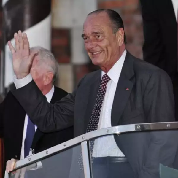 El ex presidente francés Jaques Chirac sonrió y saludó a las cámaras.