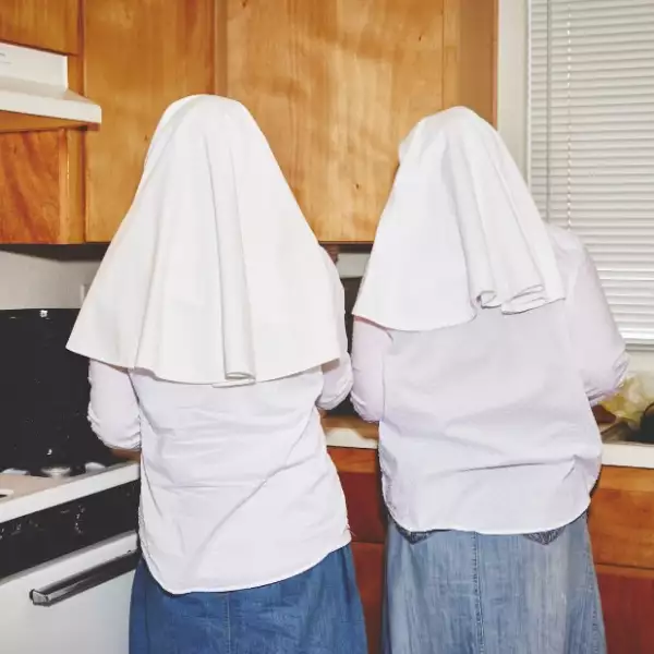 Las 'monjas' tiene utensilios sencillos para crear su mezcla especial.