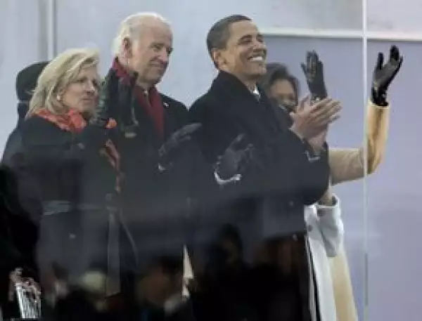 Obama, su esposa e hijas, y el vicepresidente electo Joe Biden y su esposa Jill, se sentaron detrás de una barrera de cristal blindado en la escalinata.