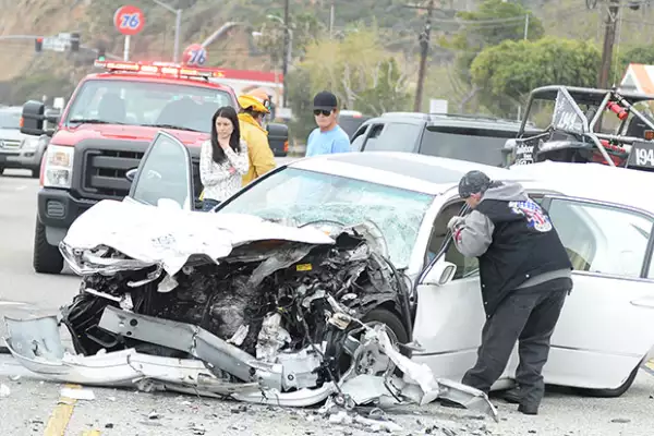 En el accidente, Bruce impactó a un auto blanco que ocasionó una carambola.
