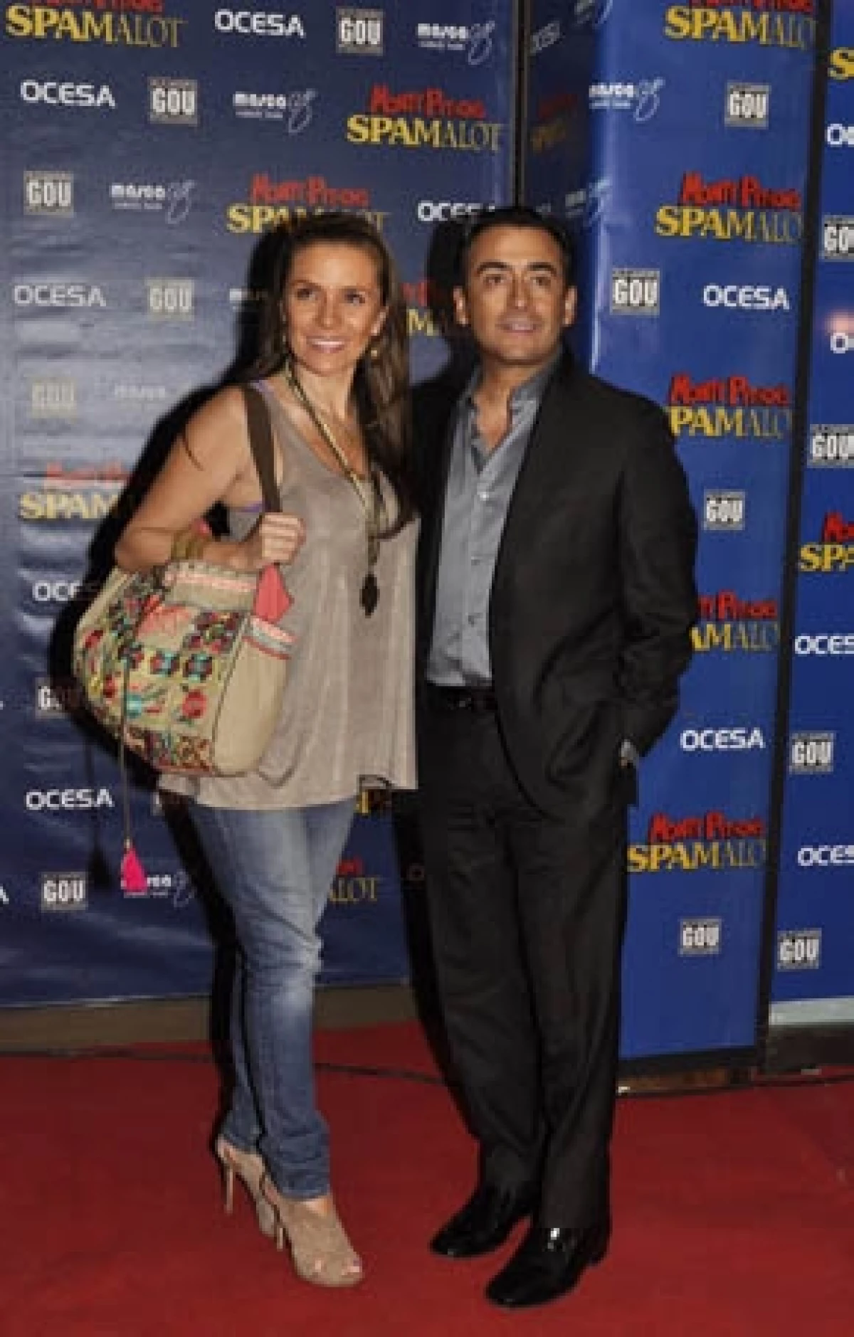 El actor y conductor Adal Ramones, quien en breve estrenará su programa "Stand parados", anunció que se divorciará de Gabriela Valencia, tras casi 15 años de matrimonio.