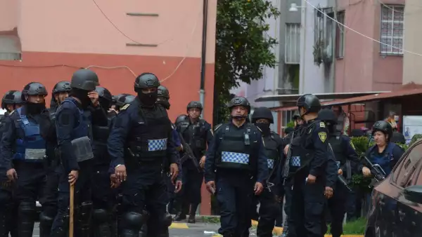 CIUDAD DE MÉXICO, 11JULIO2019.- Elementos de la Secretaría de Seguridad Ciudadana realizaron un operativo en contra de narcomenudistas; en la Unidad Habitacional La Ronda 80, entre el Eje 2 Norte y Reforma, fueron detenidos 8 personas acusadas de narcomenudeo. 
FOTO: ARMANDO MONROY /CUARTOSCURO.COM