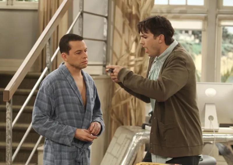 "Cállate la maldita boca" gritó Ashton en tono bromista durante el programa televisivo de Jimmy Kimmel en el que hizo una petición pública al ex protagonista de "Two and a half men".