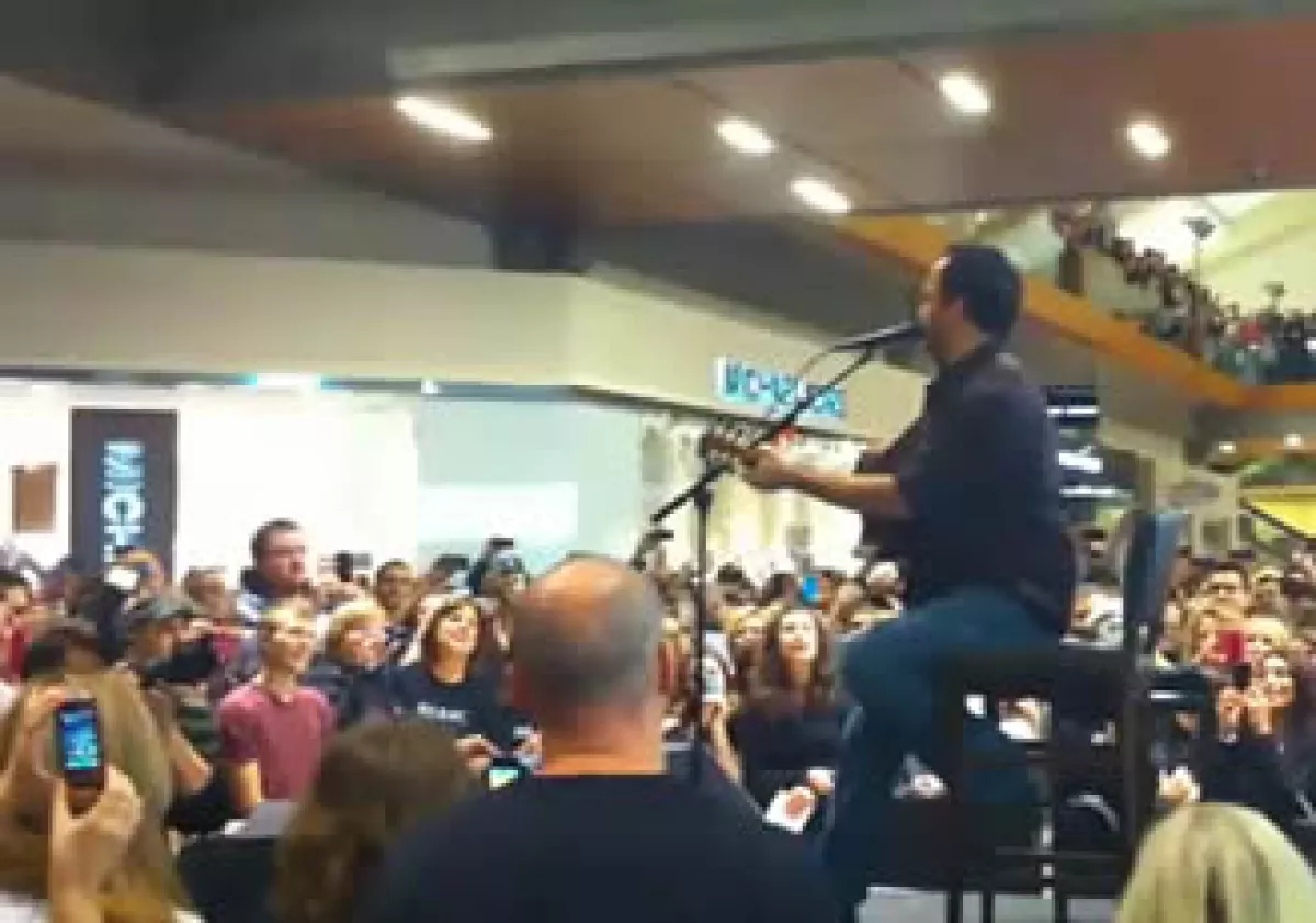 La actuación del cantante Dave Matthews en la tienda de Bellevue, opacó el discurso de Steve Ballmer. (Foto: Cortesía Fortune)