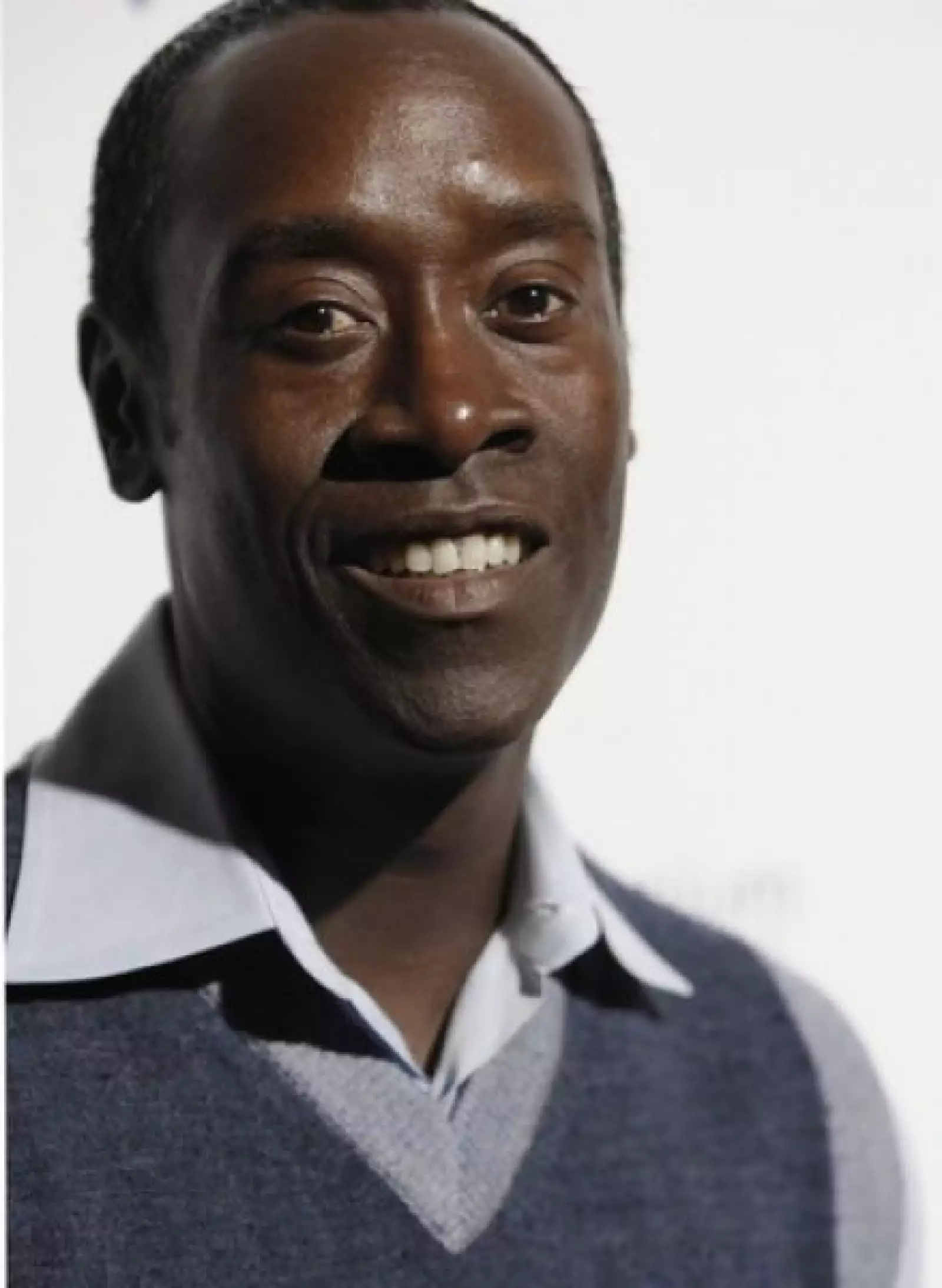 El nominado al Oscar Don Cheadle sonrió tímidamente a las cámaras.
