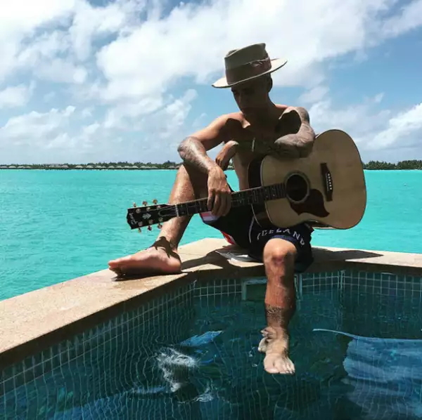 El cantante declaró que se sintió violado al ver sus fotos desnudo en Bora Bora.