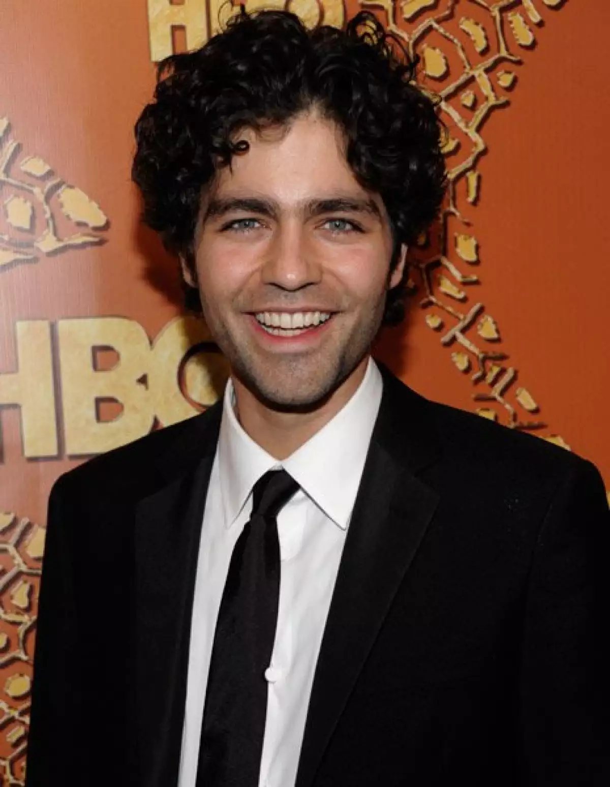 Adrian Grenier muy sonriente en la fiesta de HBO.