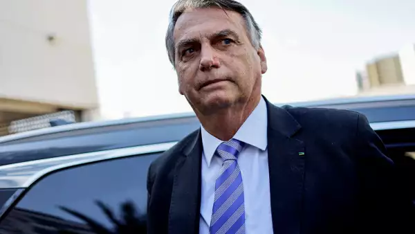 El expresidente brasileño Jair Bolsonaro abandona la sede de la Policía Federal después de testificar sobre los disturbios del 8 de enero en Brasilia, Brasil, el 18 de octubre de 2023.