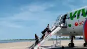 Un grupo de pasajeros descienden de un vuelo de Viva, una de las aerolíneas de bajo costo que tiene el objetivo de fusionarse con Volaris.