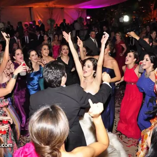 Los novios bailando con todos sus amigos
