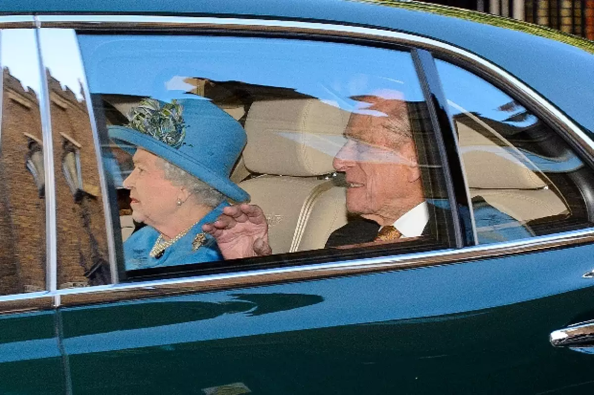 Los invitados llegaron muy puntuales a tan privado servicio. La bisabuela, la Reina, fue la última en llegar como parte del protocolo.