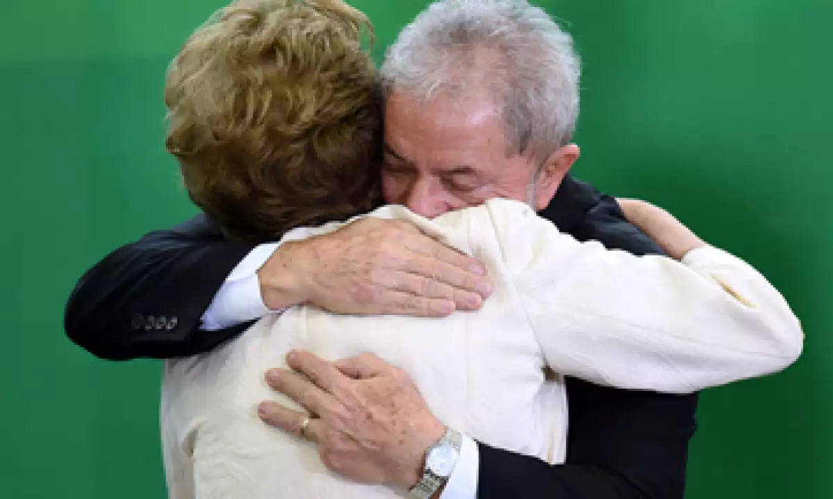 La presidencia de Brasil, Dilma Rousseff, nombró al exmandatario Lula como jefe de su gabinete. (Foto: AFP )
