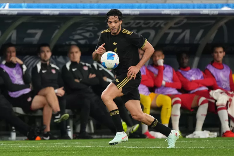Foto de Raúl Jiménez con el uniforme de la selección mexicana en el campo de juego recibiendo un balón.