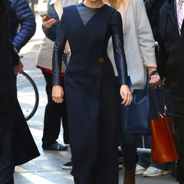 Nos encanta lo vanguardista de este look que se conforma de un overall con un cuello de tortuga de piel. La actriz lo complementó con tacones chunky.