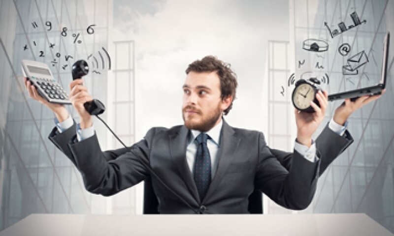 Es posible reducir el tiempo en línea. Un buen consejo del autor es no usar los gadgets para calmar el aburrimiento. (Foto: iStock by Getty Images)