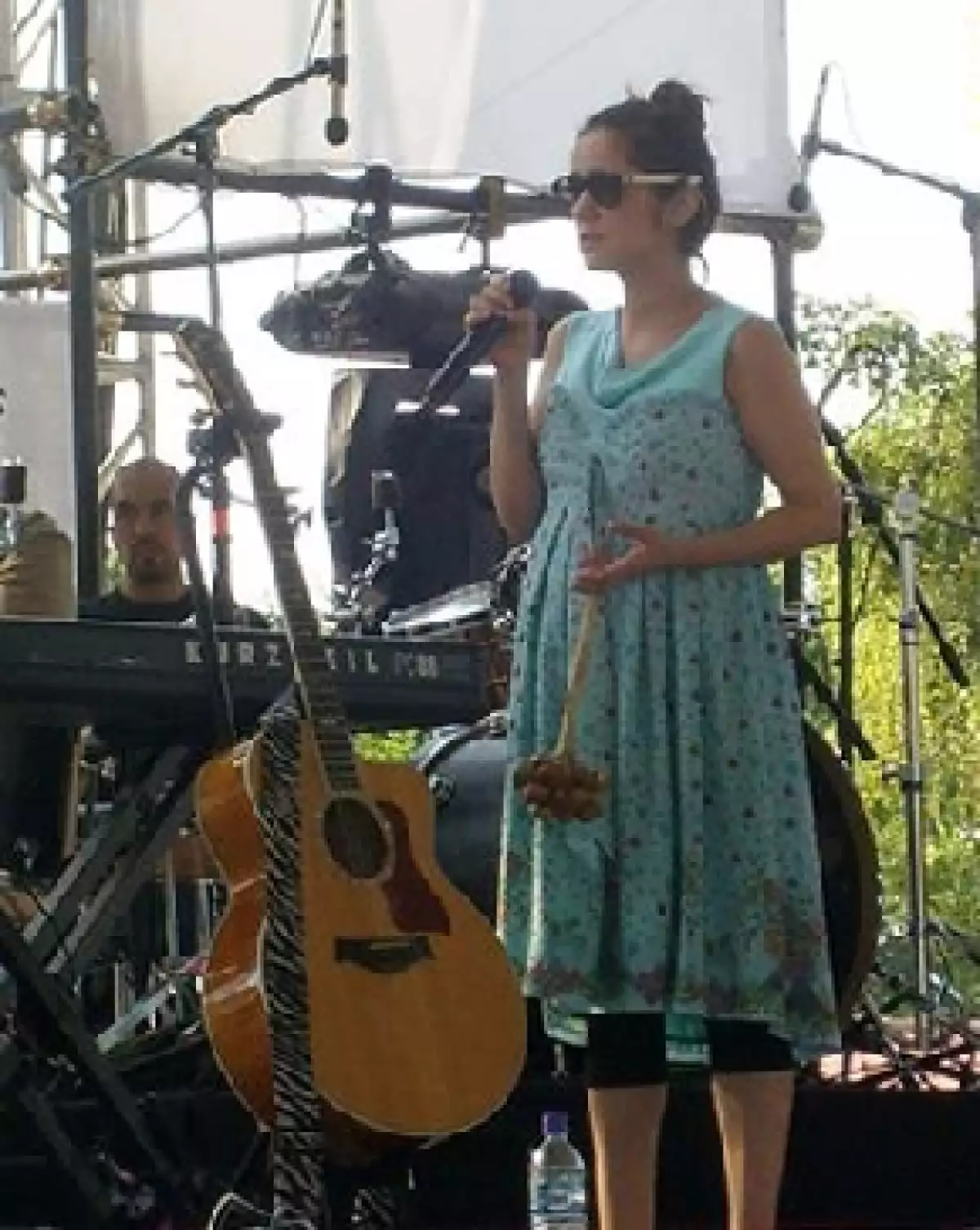A ritmo de pop latino y rock, la cantante y compositora mexicana arrancó en el festival su gira de conciertos 2010.
