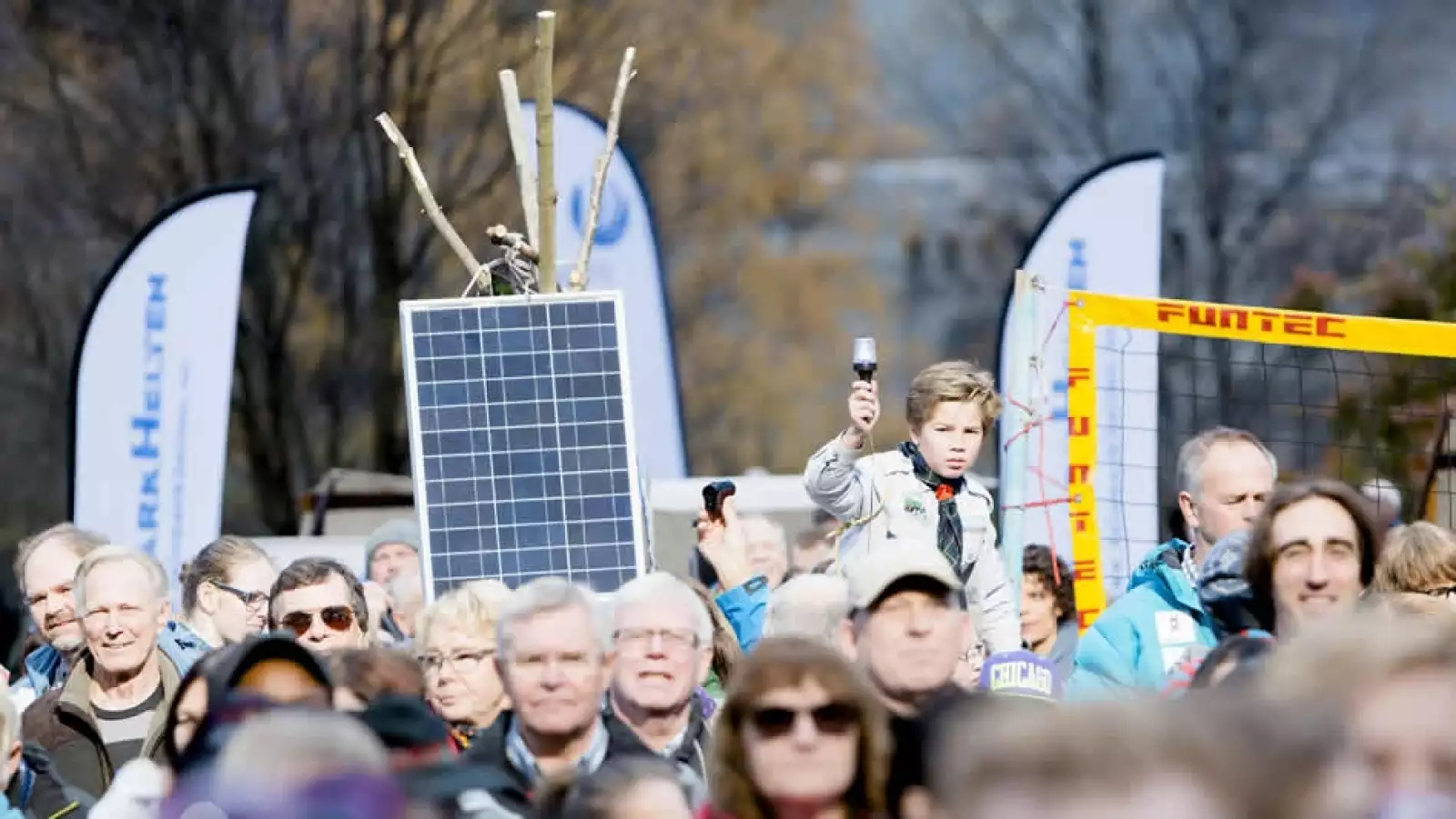 poblado celebra tener luz del sol