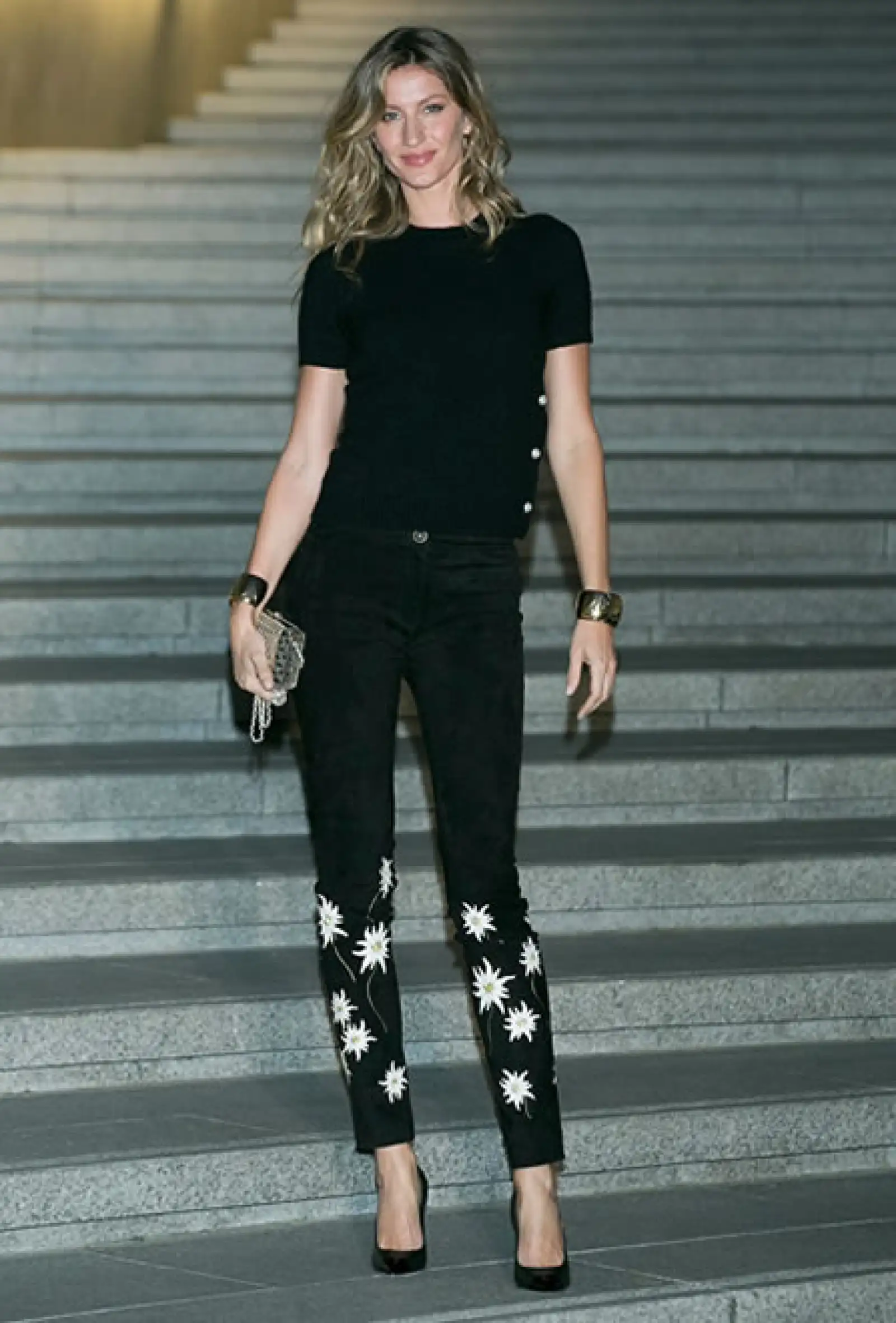 La ex top model asistió al desfile de Chanel en Seúl con unos pantalones de la colección Pre-Fall 2015 de la firma.