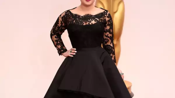 Kelly Osbourne viste un diseño de Rita Vinieris. Aunque siempre trata de resaltar, esta vez no acertó con este vestido negro.