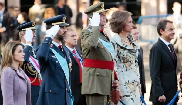 El príncipe de Asturias y el Rey de España rindieron tributo a su país.