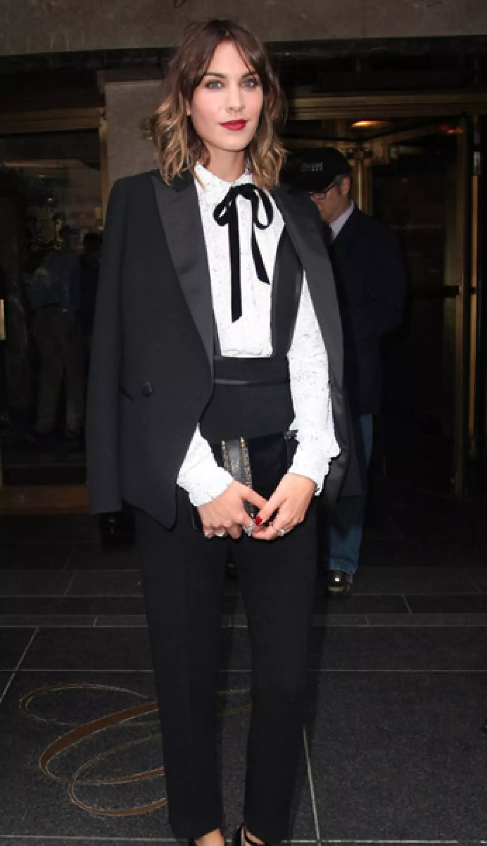 ALEXA CHUNG. La modelo y conductora usa un traje formal, su toque femenino es el listón con moño en lugar de corbata.