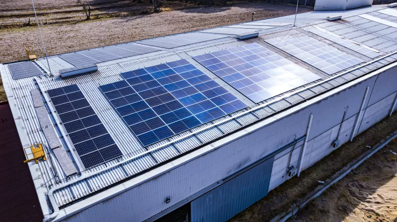 Paneles fotovoltaicos de Iberdrola arriba de un techo.